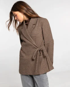 BLAZER BUSY ROMANCE · PATA DE GALLO -[品牌] Ventas THE-ARE chaqueta americana cruzada solapa ajuste lazada lateral mujer the are 4 scaled