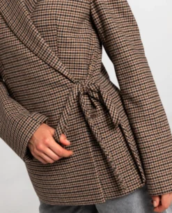 BLAZER BUSY ROMANCE · PATA DE GALLO -[品牌] Ventas THE-ARE chaqueta americana cruzada solapa ajuste lazada lateral mujer the are eci img 3 scaled