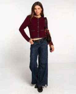 CHAQUETA CITY CALLING · BURDEOS -[品牌] Ventas THE-ARE chaqueta corta punto burdeos detalles verde botones dorados mujer the are 1