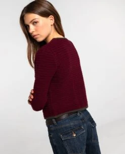 CHAQUETA CITY CALLING · BURDEOS -[品牌] Ventas THE-ARE chaqueta corta punto burdeos detalles verde botones dorados mujer the are eci img 2