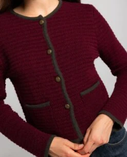 CHAQUETA CITY CALLING · BURDEOS -[品牌] Ventas THE-ARE chaqueta corta punto burdeos detalles verde botones dorados mujer the are eci img 3