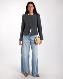 CHAQUETA MY ROUTE · GRIS -[品牌] Ventas THE-ARE chaqueta gris entallada abotonada forro elegante mujer the are 2 a