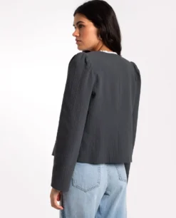 CHAQUETA MY ROUTE · GRIS -[品牌] Ventas THE-ARE chaqueta gris entallada abotonada forro elegante mujer the are eci img 2 a scaled