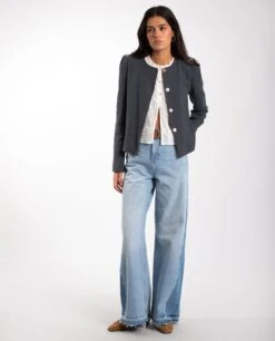 CHAQUETA MY ROUTE · GRIS -[品牌] Ventas THE-ARE chaqueta gris entallada abotonada forro elegante mujer the are eci img 4 a