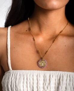 COLLAR MEDALLION AMETHYST · ACERO BAÑO ORO