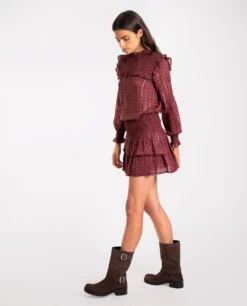 FALDA TOGETHER AS ONE · BURDEOS -[品牌] Ventas THE-ARE falda corta burdeos estampada nido abeja volantes conjunto mujer the are 1 scaled