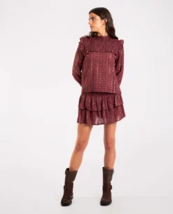 FALDA TOGETHER AS ONE · BURDEOS -[品牌] Ventas THE-ARE falda corta burdeos estampada nido abeja volantes conjunto mujer the are 2 scaled