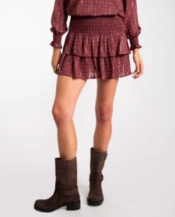 FALDA TOGETHER AS ONE · BURDEOS -[品牌] Ventas THE-ARE falda corta burdeos estampada nido abeja volantes conjunto mujer the are eci img 2