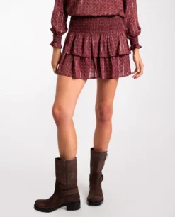 FALDA TOGETHER AS ONE · BURDEOS -[品牌] Ventas THE-ARE falda corta burdeos estampada nido abeja volantes conjunto mujer the are eci img 2 scaled