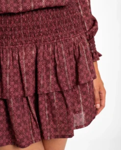 FALDA TOGETHER AS ONE · BURDEOS -[品牌] Ventas THE-ARE falda corta burdeos estampada nido abeja volantes conjunto mujer the are eci img 4 scaled