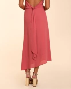 FALDA ZÚJAR · CORAL -[品牌] Ventas THE-ARE falda midi coral drapeada abertura vuelo total look invitada mujer the are eci img 3