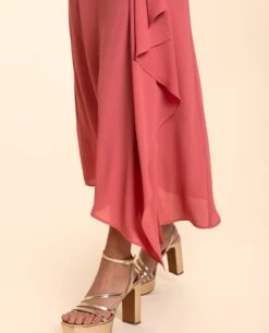 FALDA ZÚJAR · CORAL -[品牌] Ventas THE-ARE falda midi coral drapeada abertura vuelo total look invitada mujer the are eci img 4