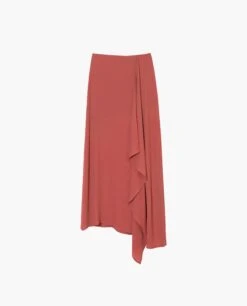 FALDA ZÚJAR · CORAL -[品牌] Ventas THE-ARE falda midi coral drapeada abertura vuelo total look invitada mujer the are eci img 5