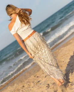 TOP SOFT REBEL · BLANCO -[品牌] Ventas THE-ARE falda midi estampada lentejuelas doradas bajo asimetrico mujer the are 4 1 scaled