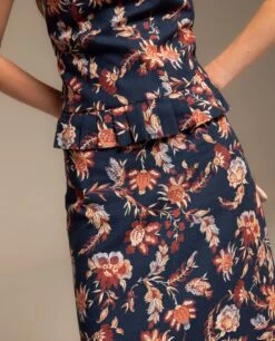 FALDA VEGA · AZUL MARINO -[品牌] Ventas THE-ARE falda midi estampado flores azul conjunto invitada mujer the are eci img 4