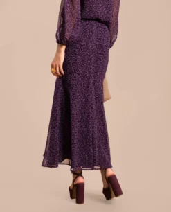 FALDA ADÈLE · ESTAMPADO -[品牌] Ventas THE-ARE falda midi estampado morado gasa detalle frunce cadera vuelo conjunto invitada mujer the are eci img 3 scaled