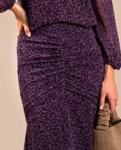 FALDA ADÈLE · ESTAMPADO -[品牌] Ventas THE-ARE falda midi estampado morado gasa detalle frunce cadera vuelo conjunto invitada mujer the are eci img 4