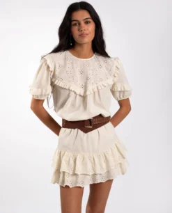 FALDA CAMERA ROLL · CRUDO -[品牌] Ventas THE-ARE falda mini crudo volates bordados conjunto mujer the are 1 scaled