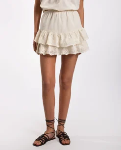 FALDA CAMERA ROLL · CRUDO -[品牌] Ventas THE-ARE falda mini crudo volates bordados conjunto mujer the are eci img 2 scaled