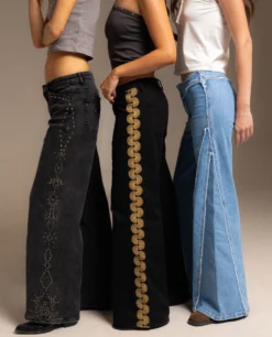 JEANS FAV FOLDER · DENIM -[品牌] Ventas THE-ARE jeans negros detalle bordado dorado lateral mujer the are 05 scaled