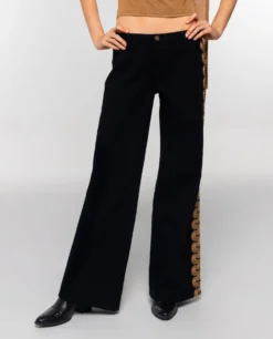 JEANS OASIS · NEGRO -[品牌] Ventas THE-ARE jeans negros detalle bordado dorado lateral mujer the are eci img 2 scaled