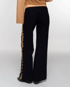 JEANS OASIS · NEGRO -[品牌] Ventas THE-ARE jeans negros detalle bordado dorado lateral mujer the are eci img 3 197a5566 b0a8 47da 9daf 5dc224ec39f9