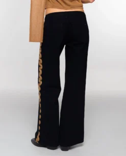 JEANS OASIS · NEGRO -[品牌] Ventas THE-ARE jeans negros detalle bordado dorado lateral mujer the are eci img 3 197a5566 b0a8 47da 9daf 5dc224ec39f9 scaled