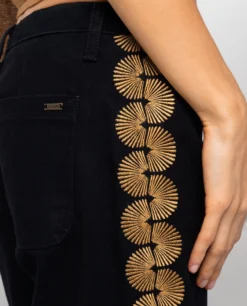 JEANS OASIS · NEGRO -[品牌] Ventas THE-ARE jeans negros detalle bordado dorado lateral mujer the are eci img 4 da22e6f3 41e7 4872 a1bf 6f8ae52559aa scaled