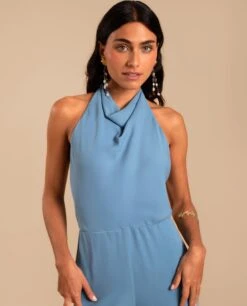 MONO DELIA · AZUL -[品牌] Ventas THE-ARE mono azul gasa cuello drapeado halter invitada mujer the are eci img 4