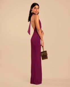 MONO DELIA · CIRUELA -[品牌] Ventas THE-ARE mono ciruela gasa cuello drapeado halter invitada mujer the are eci img 2