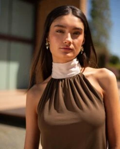 MONO SOFÍA · MARRÓN -[品牌] Ventas THE-ARE mono marron punto cuello halter ajustable invitada mujer the are 3