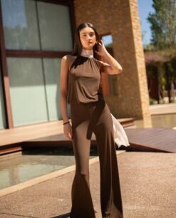 MONO SOFÍA · MARRÓN -[品牌] Ventas THE-ARE mono marron punto cuello halter ajustable invitada mujer the are 4