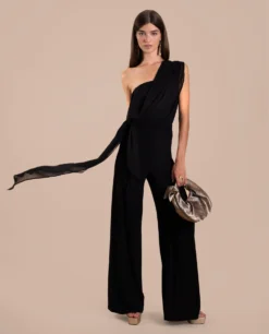 MONO TRIANA · NEGRO -[品牌] Ventas THE-ARE mono negro capa multiposicion hombros descubiertos lazada palazzo invitada mujer the are 1 scaled