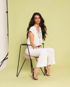 PANTALÓN ESSENCE · BLANCO -[品牌] Ventas THE-ARE pantalon blanco lino tachuelas conjunto elegante fiesta mujer the are 4