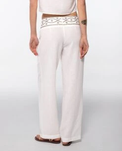 PANTALÓN ESSENCE · BLANCO -[品牌] Ventas THE-ARE pantalon blanco lino tachuelas conjunto elegante fiesta mujer the are eci img 3