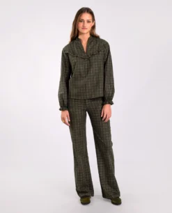 PANTALÓN CITY FIELDS · VERDE -[品牌] Ventas THE-ARE pantalon cuadros verde recto conjunto talle medio mujer the are 2 72b2c0ca 7666 4b44 9898 644379686a53 scaled