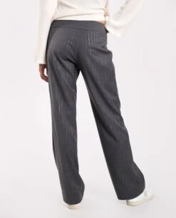 PANTALÓN URBAN HARVEST · GRIS -[品牌] Ventas THE-ARE pantalon gris raya diplomatica lurex talle medio mujer the are eci img 3