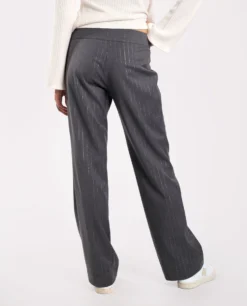 PANTALÓN URBAN HARVEST · GRIS -[品牌] Ventas THE-ARE pantalon gris raya diplomatica lurex talle medio mujer the are eci img 3 scaled