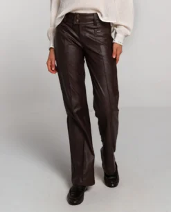 PANTALÓN OUT FROM ROUTINE · MARRÓN -[品牌] Ventas THE-ARE pantalon largo polipiel marron doble boton bolsillos mujer the are eci img 2 scaled