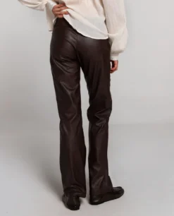 PANTALÓN OUT FROM ROUTINE · MARRÓN -[品牌] Ventas THE-ARE pantalon largo polipiel marron doble boton bolsillos mujer the are eci img 3 scaled