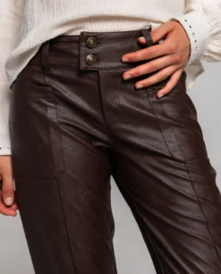 PANTALÓN OUT FROM ROUTINE · MARRÓN -[品牌] Ventas THE-ARE pantalon largo polipiel marron doble boton bolsillos mujer the are eci img 4 scaled