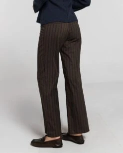 PANTALÓN BETWEEN PLANS · RAYAS -[品牌] Ventas THE-ARE pantalon largo recto rayas marron gris botones mujer the are eci img 3