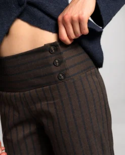 PANTALÓN BETWEEN PLANS · RAYAS -[品牌] Ventas THE-ARE pantalon largo recto rayas marron gris botones mujer the are eci img 4 scaled