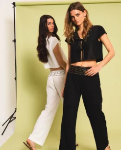 PANTALÓN ESSENCE · NEGRO -[品牌] Ventas THE-ARE pantalon negro lino tachuelas conjunto elegante fiesta mujer the are 6 scaled