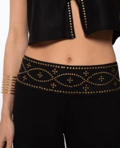 PANTALÓN ESSENCE · NEGRO -[品牌] Ventas THE-ARE pantalon negro lino tachuelas conjunto elegante fiesta mujer the are eci img 4 scaled