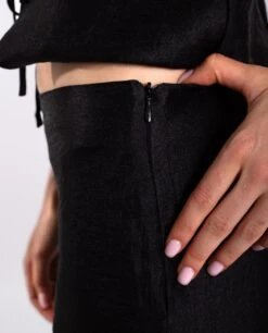 PANTALÓN STARDUST · NEGRO -[品牌] Ventas THE-ARE pantalon negro satinado corte recto cintura elastica cremallera invisible fiesta mujer the are eci img 4