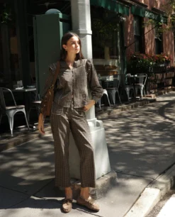 PANTALÓN FIRST COFFEE · CUADROS -[品牌] Ventas THE-ARE pantalon recto cuadros vichi verde bolsillos delanteros mujer the are 3 scaled