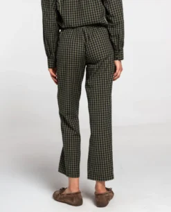 PANTALÓN FIRST COFFEE · CUADROS -[品牌] Ventas THE-ARE pantalon recto cuadros vichi verde bolsillos delanteros mujer the are eci img 3 scaled