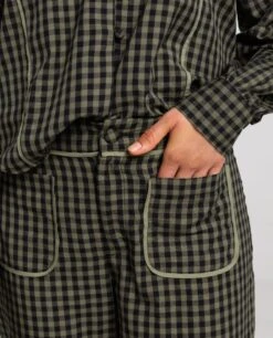 PANTALÓN FIRST COFFEE · CUADROS -[品牌] Ventas THE-ARE pantalon recto cuadros vichi verde bolsillos delanteros mujer the are eci img 4