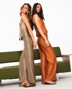 PANTALÓN ETHEREAL MUSE · DORADO -[品牌] Ventas THE-ARE pantalon recto satinado dorado conjunto elegante fiesta mujer the are 7